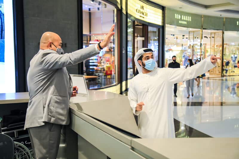 مواطن إماراتي أمام موظف خدمة العملاء في دبي مول
