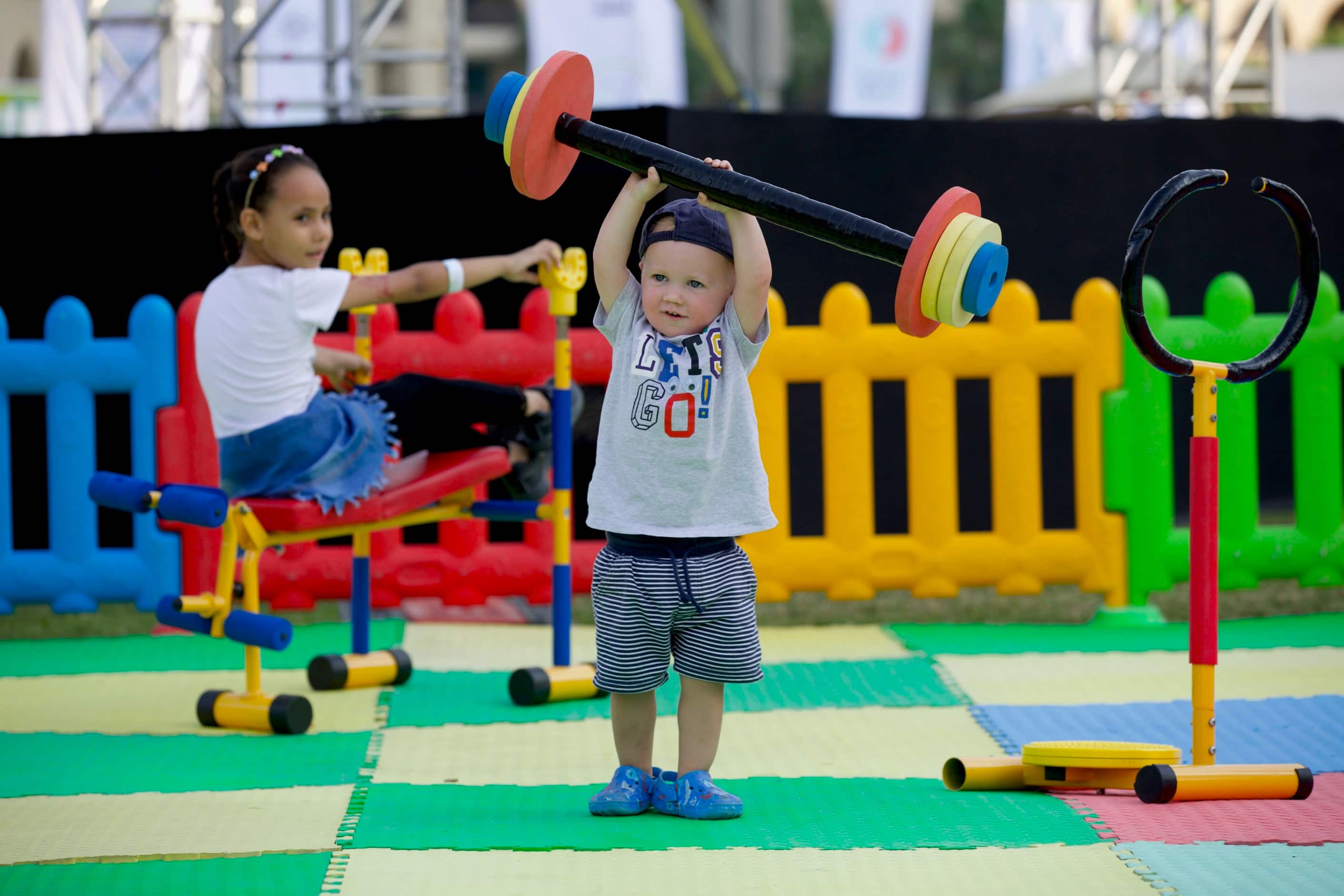 أطفال مشاركون في تحدي دبي للياقة