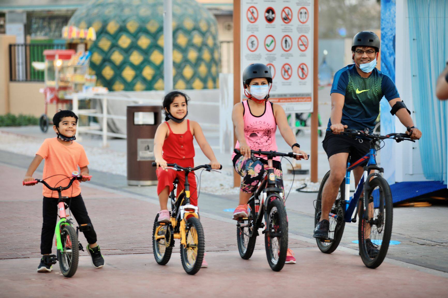 أطفال يقودون الدراجات الهوائية خلال تحدي دبي للياقة