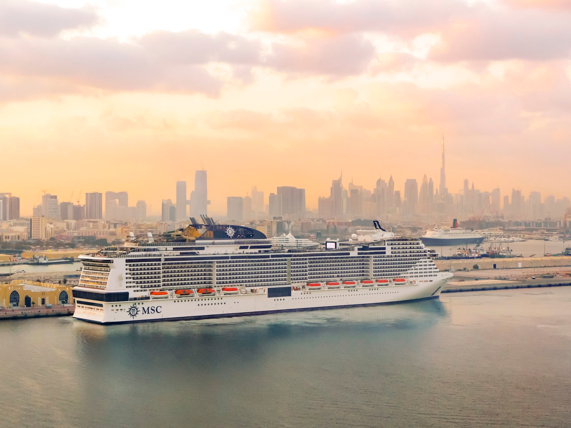 سفينة سياحية تابعة لأسطول شركة "إم إس سي كروزس" ميناء راشد
