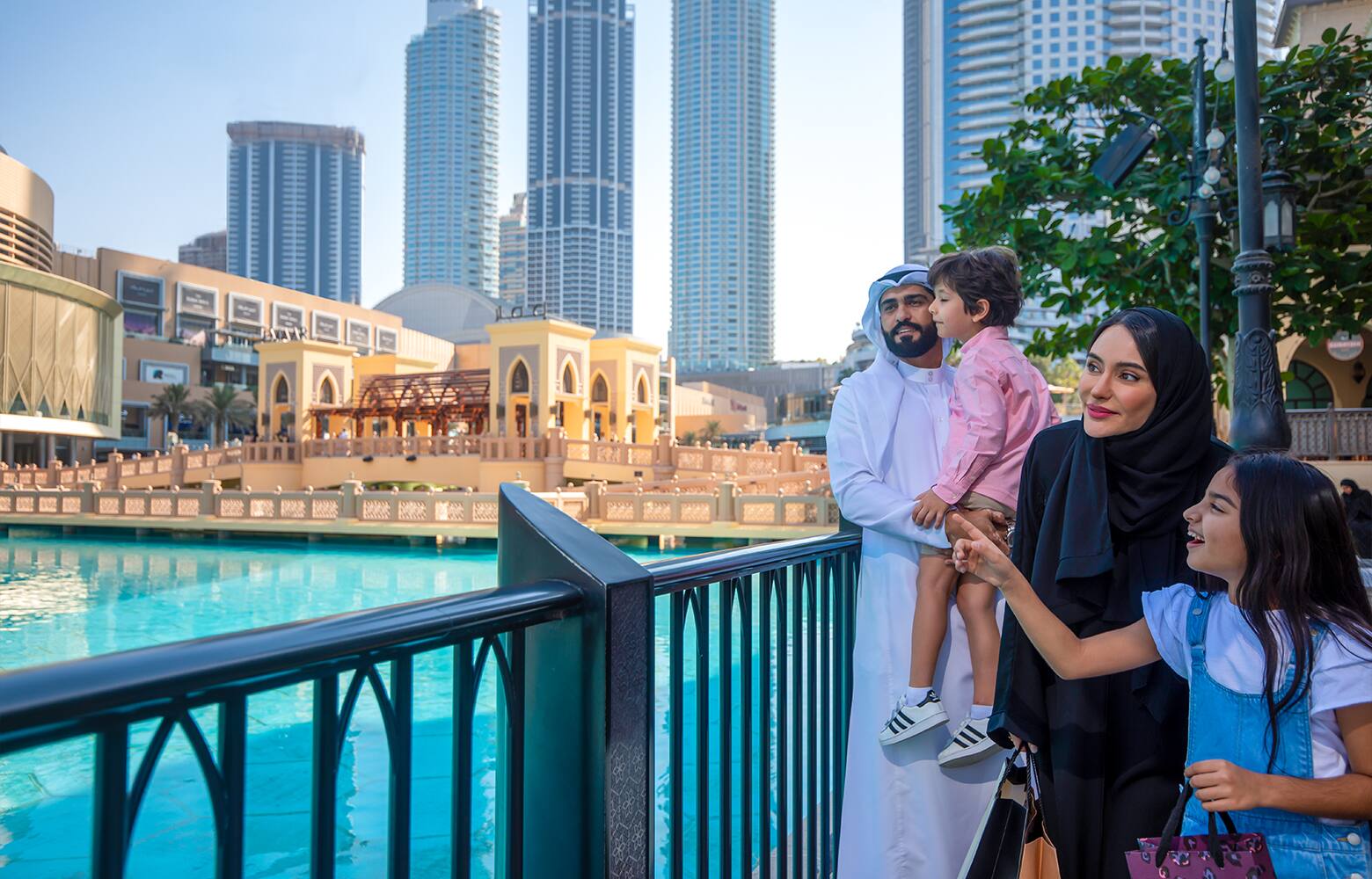 Emirati family watching Dubai Fountain