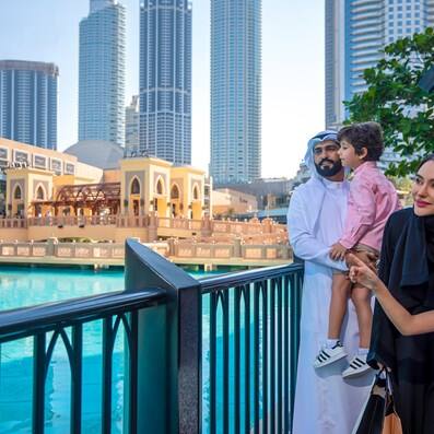 Emirati family watching Dubai Fountain
