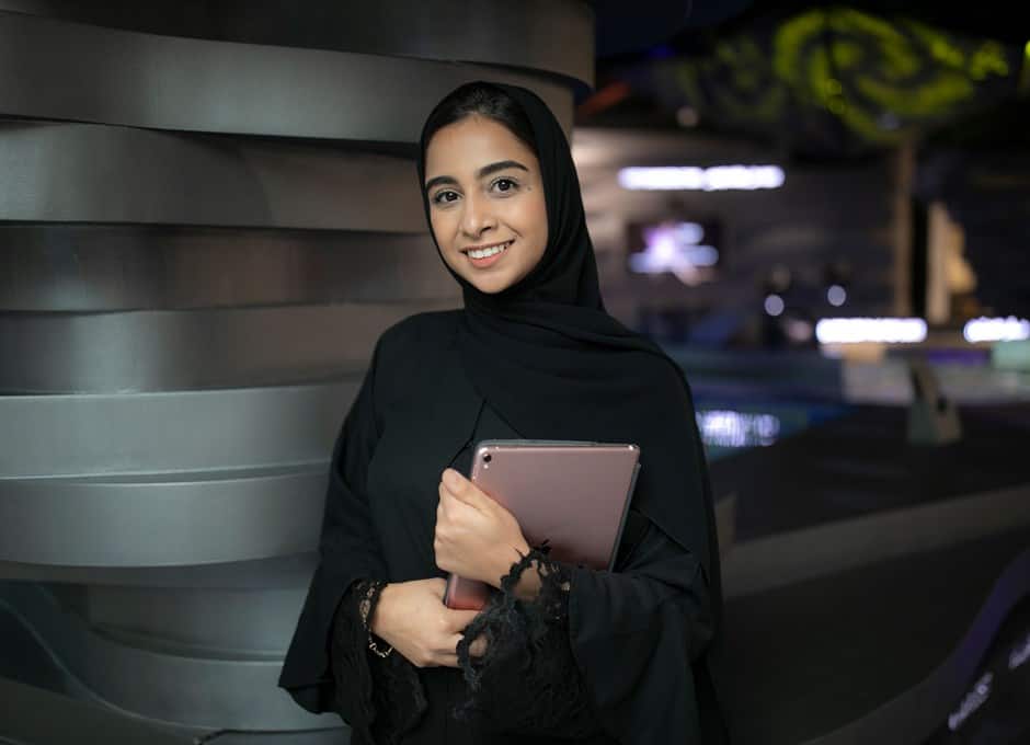 emirati-woman-in-office